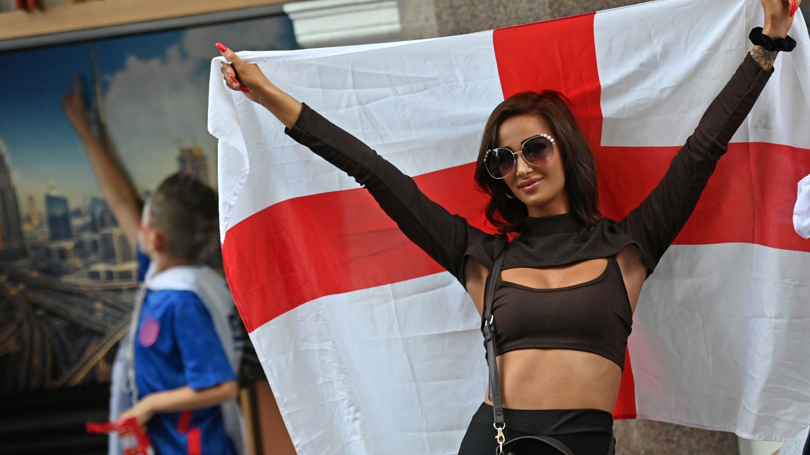 Euro 2020: Γιορτή των Άγγλων οπαδών από νωρίς με συνθήματα έξω από το «Γουέμπλεϊ»