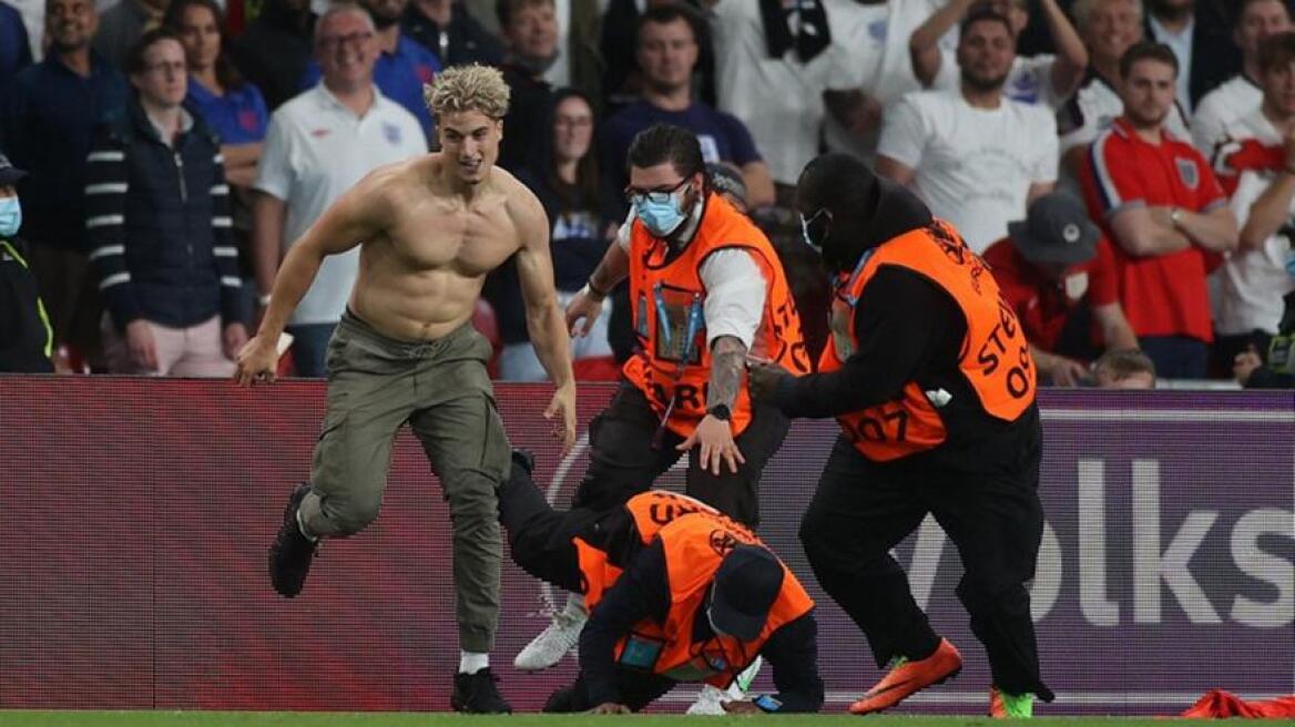 Euro 2020, Ιταλία-Αγγλία: Εισβολή οπαδού στον αγωνιστικό χώρο και προσωρινή διακοπή