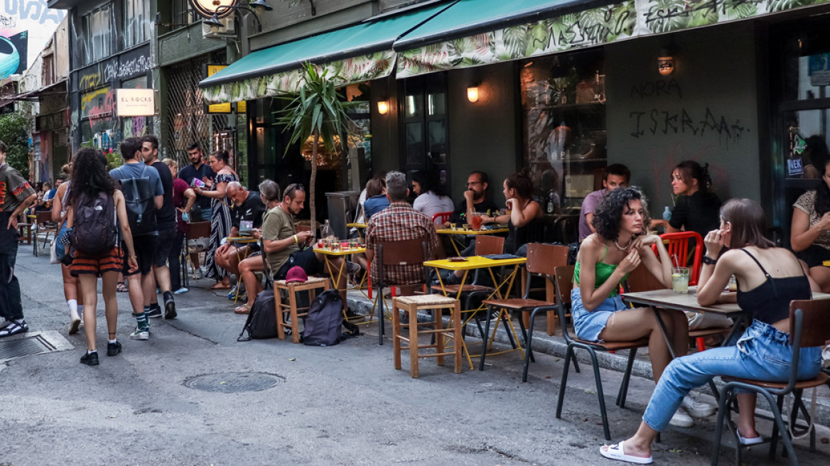 Οι 18-24 «οδηγούν» την επιδημία λόγω πάρτι - Αύξηση και στις μολύνσεις παιδιών 