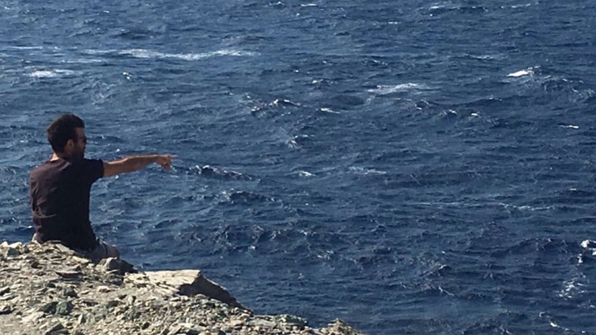 Ανάμεσα στους Ήλιους: Το βιβλίο του Παναγιώτη Αγγελόπουλου για τη Σίκινο