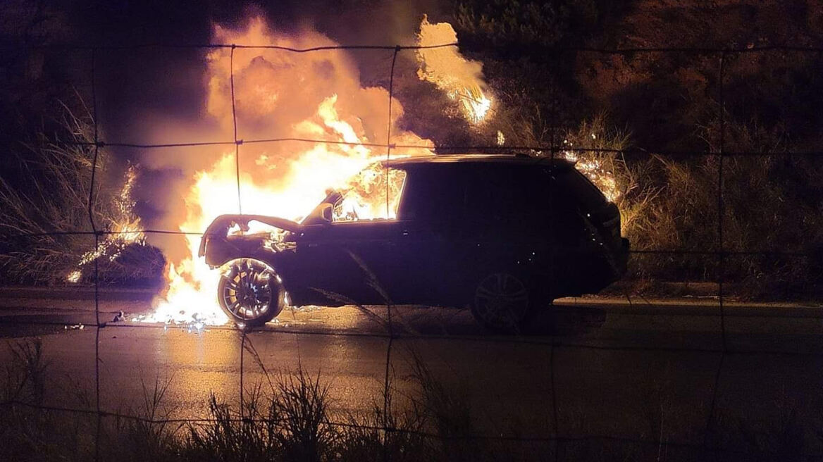 Εθνική Οδός: Στις φλόγες υπερπολυτελές αυτοκίνητο 