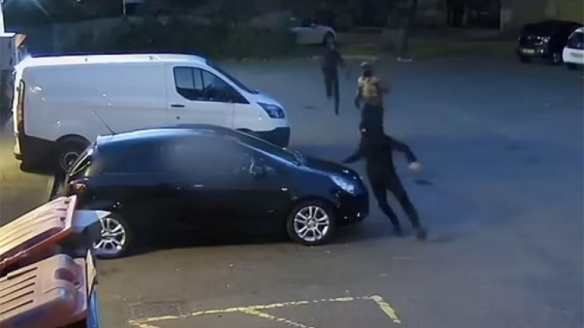 Γλίτωσε τελευταία στιγμή από τρεις κλέφτες αυτοκινήτων με σφυριά