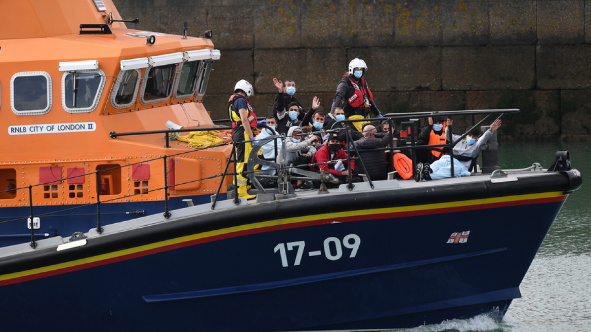 Βρετανία: Τουλάχιστον 430 μετανάστες διέσχισαν τη Μάγχη για να φτάσουν τη χώρα