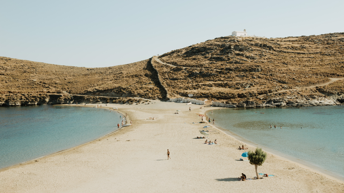 Κύθνος: Το νησί που σε κάθε στροφή του βρίσκεις παραλία