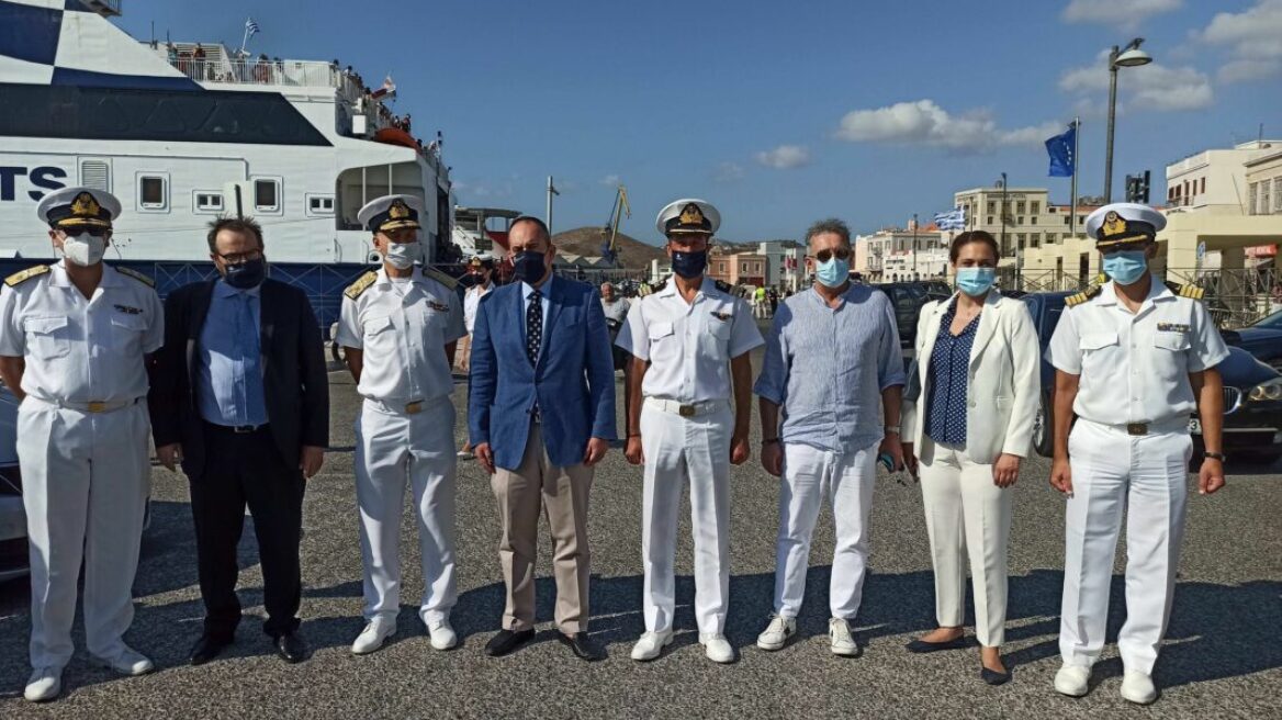 Στη Σύρο ο υπουργός Ναυτιλίας Γιάννης Πλακιωτάκης