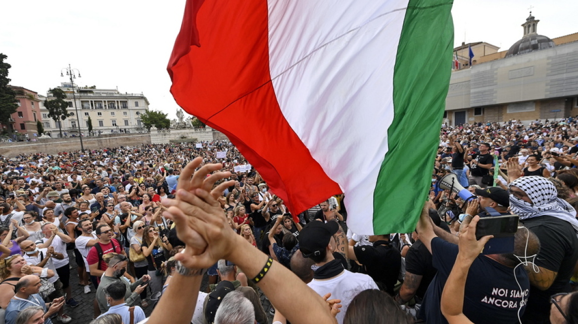 Κορωνοϊός - Ιταλία: Διαδήλωσαν αντιεμβολιαστές με συνθήματα κατά του Ντράγκι και του «πράσινου πάσου»