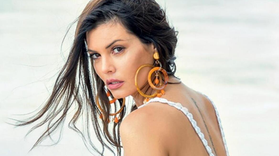 Μαρία Κορινθίου: Απαντά στα αρνητικά σχόλια για την πόζα της δίπλα στην Παναγία... με νέες φωτογραφίες!