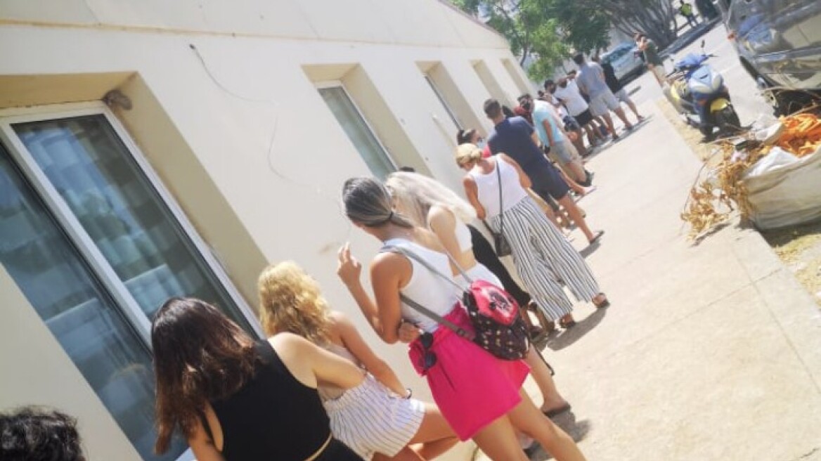 Ρόδος: Στην ουρά εκατοντάδες άτομα για ένα rapid test