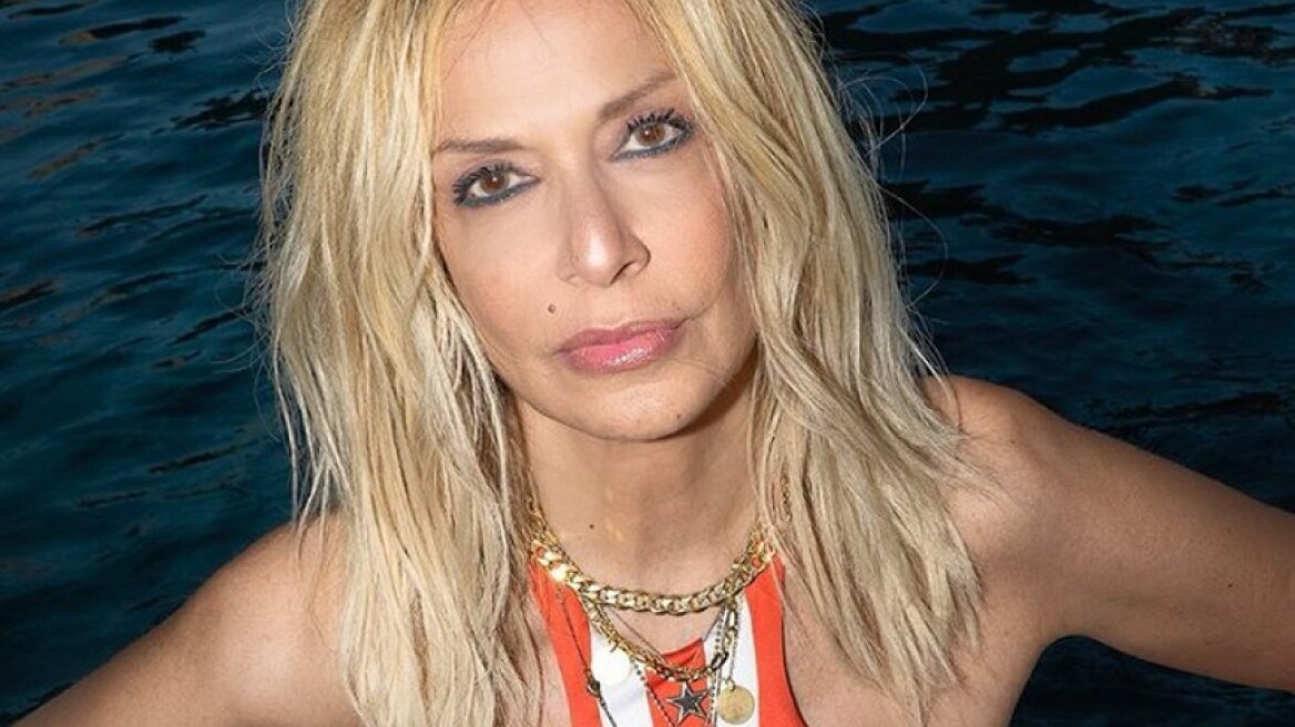 Άννα Βίσση: Ποζάρει με μπικίνι δίπλα στην κόρη της, Σοφία Καρβέλα και τον εγγονό της - Δείτε φωτογραφία