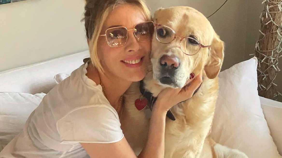 Η Σμαράγδα Καρύδη ποζάρει με εντυπωσιακά γυμνασμένο σώμα και trendy μπικίνι 