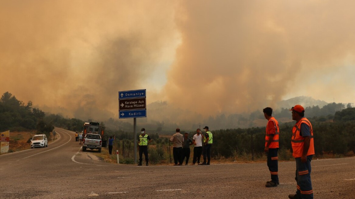 Μαίνεται η φωτιά στην Τουρκία - Τρεις νεκροί
