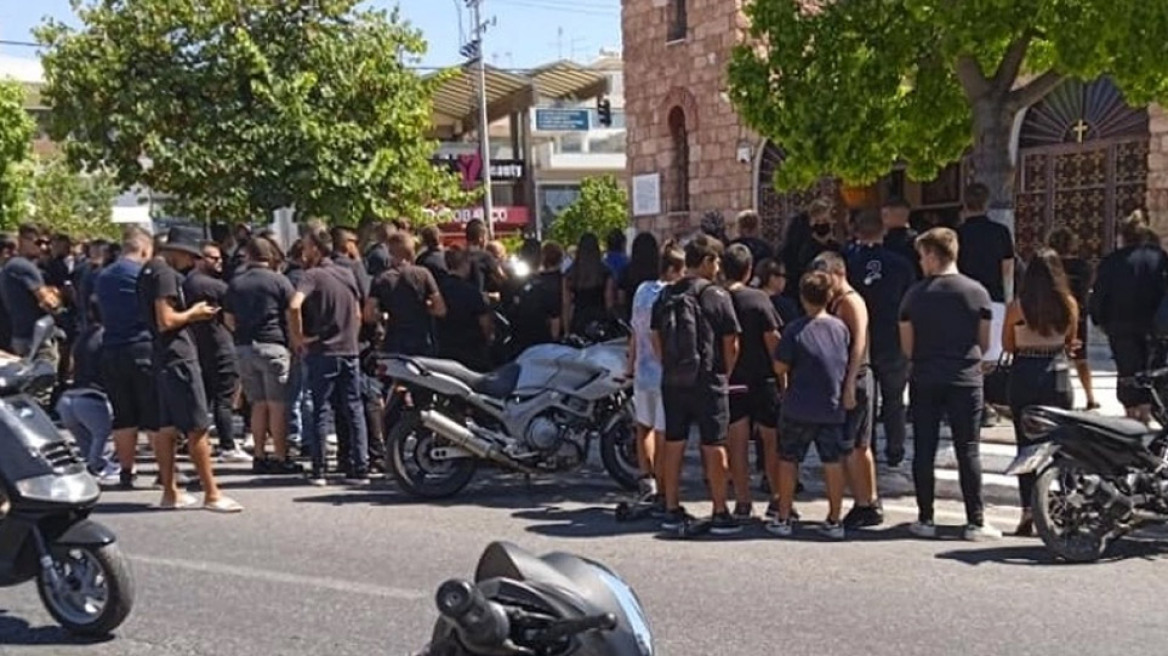 «Μαύρισε» η εκκλησία στην Βάρη στο τελευταίο αντίο στον Νίκο 