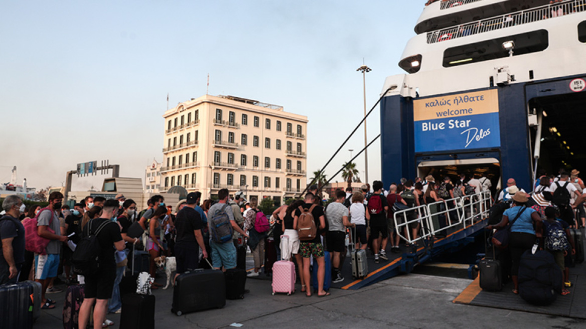 Βούλιαξε» ο Πειραιάς από τους αδειούχους: Το αδιαχώρητο στο λιμάνι για το  ταξίδι προς τα