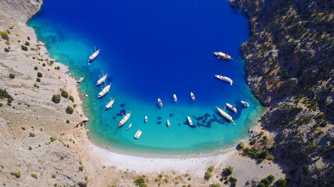 Οι top παραλίες της Σύμης - Πεντακάθαρα νερά στο τέρμα του πουθενά