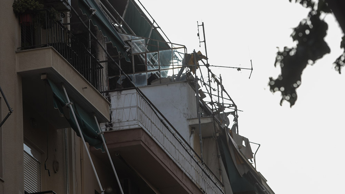 Πατήσια - Βίντεο από την έκρηξη και τη φωτιά: Ο εγγονός εκσφενδονίστηκε από τον 4ο όροφο, η γιαγιά του απανθρακώθηκε