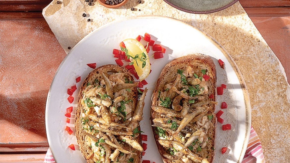 Η συνταγή της ημέρας: Μελιτζανοσαλάτα λευκή σε προζυμένιο ψωμί, με τηγανητή αθερίνα