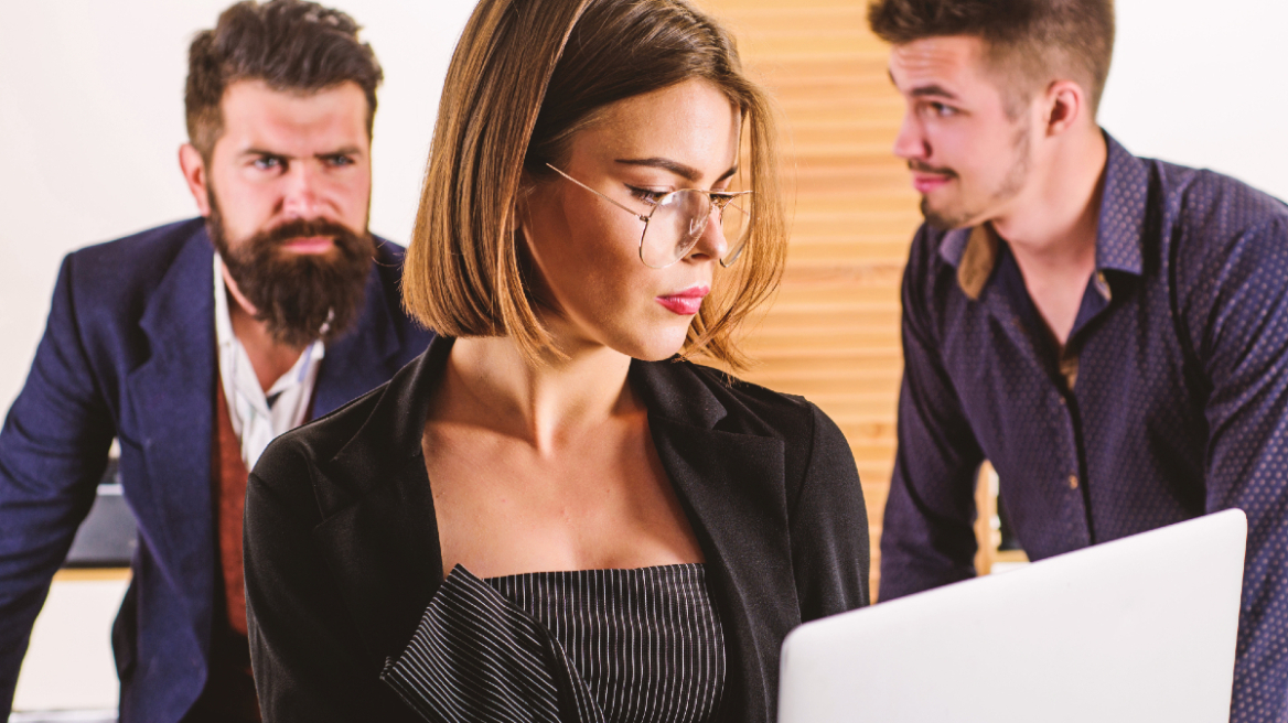 Σχέσεις: Τι σκέφτονται πραγματικά οι άνδρες για τις έξυπνες γυναίκες