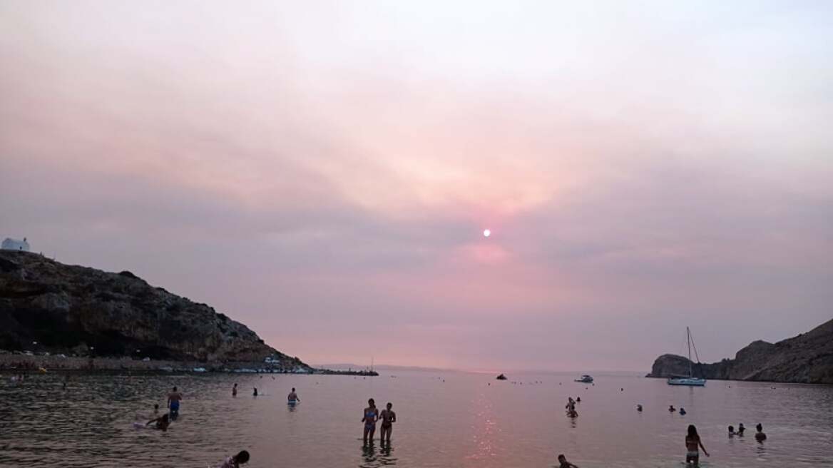 Στις Κυκλάδες ο καπνός από τις φωτιές σε Εύβοια και Αττική - Δείτε φωτογραφίες