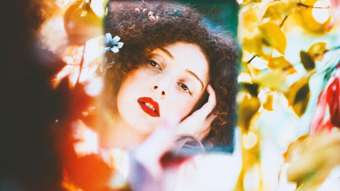 Πέντε καθημερινές συνήθειες που γερνούν το δέρμα, σύμφωνα με την επιστήμη