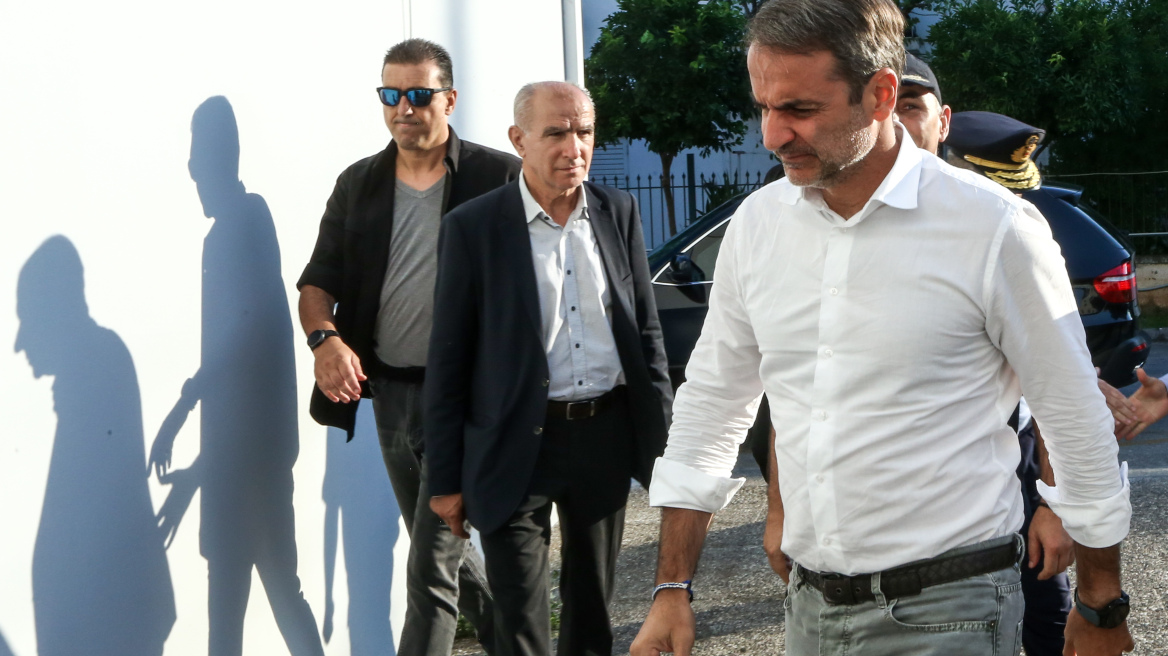 Στο Συντονιστικό Κέντρο της πυροσβεστικής ο Κυριάκος Μητσοτάκης