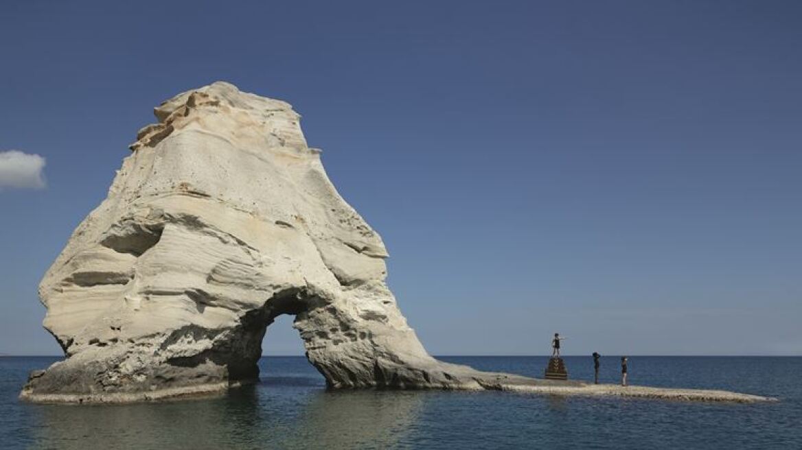 Η νέα καμπάνια του οίκου Louis Vuitton φωτογραφήθηκε στη Μήλο