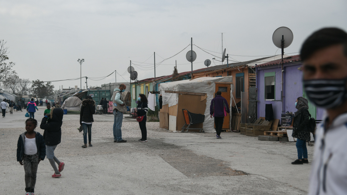 Φωτιά στην Αττική: Πώς έγινε η εκκένωση της δομής από 2.000 μετανάστες στη Μαλακάσα