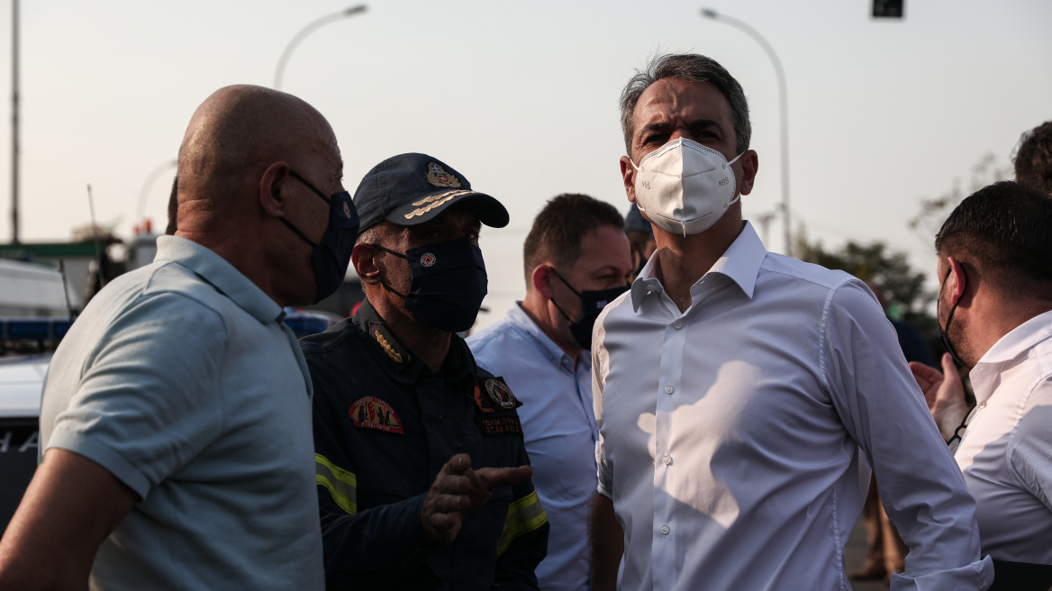 Στο κέντρο επιχειρήσεων της Πυροσβεστικής στο Χαλάνδρι ο Μητσοτάκης