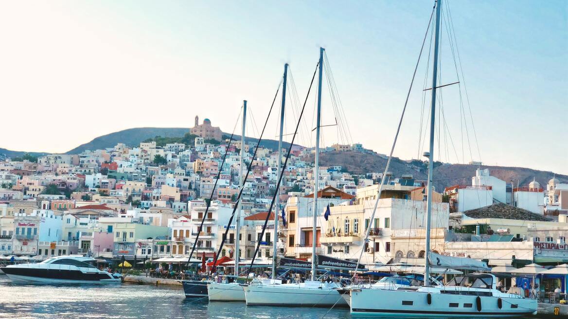 Σύρος: Ονόματα και διευθύνσεις στο κομψοτέχνημα των Κυκλάδων