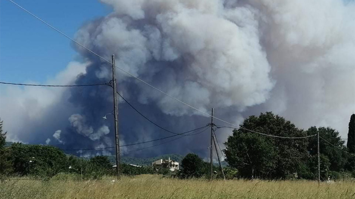 Πυρκαγιές - Αγωνία για την Εύβοια: Ανεξέλεγκτα τα μέτωπα, εκκενώνονται άλλοι τρεις οικισμοί