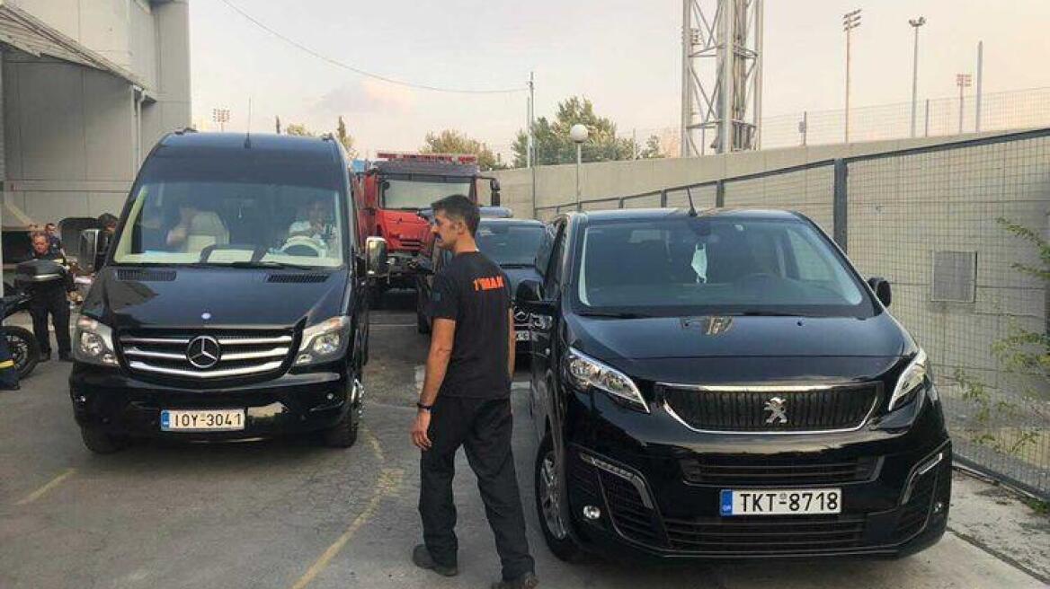 Ιδιοκτήτες πολυτελών βαν μεταφέρουν εθελοντικά τους πυροσβέστες στην αλλαγή βάρδιας