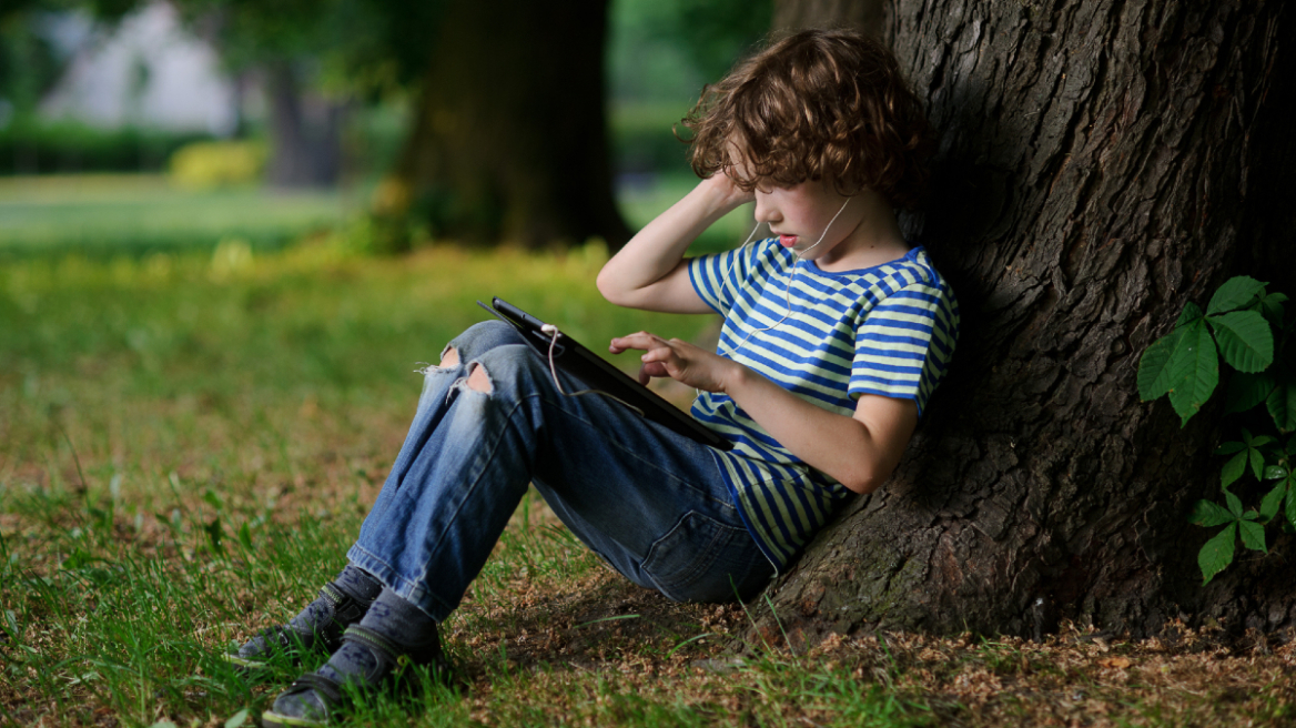 Οι έξι ώρες που σώζουν το παιδί από το πάχος και τον εθισμό στις οθόνες