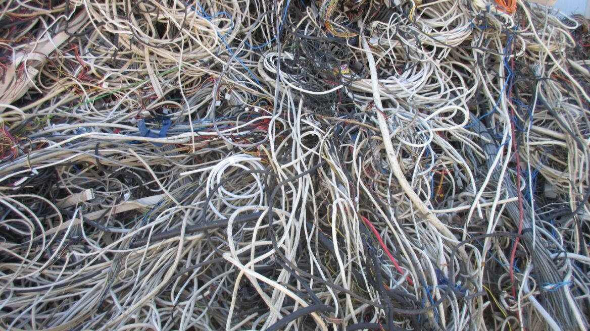 Σέρρες: «Κυνηγοί» χαλκού έκαιγαν κλεμμένα καλώδια και έβαλαν φωτιά