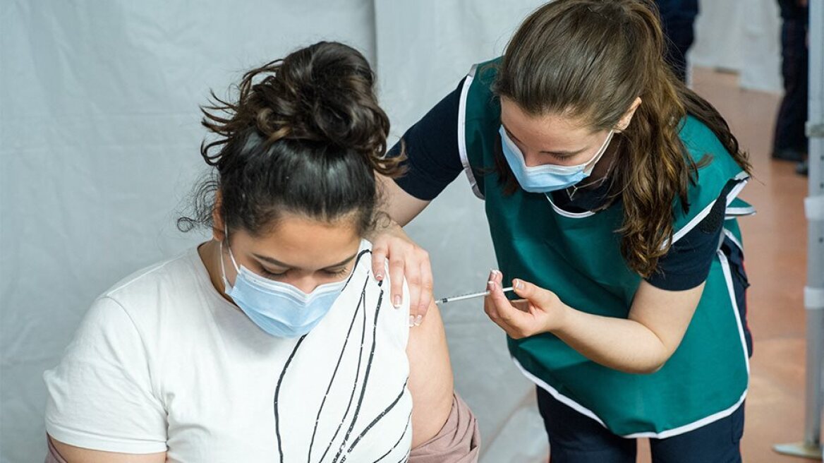 Μελέτη ΕΚΠΑ: Ασφαλές το εμβόλιο της «Moderna» και στους εφήβους