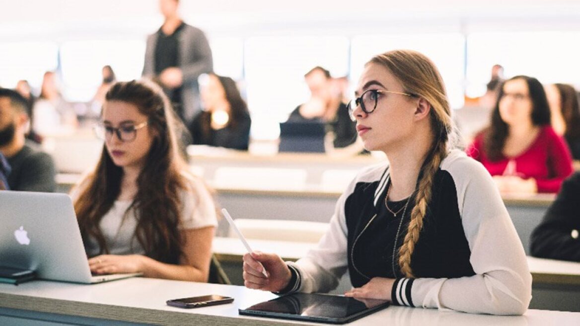 Πότε φεύγουν οι νέοι από το πατρικό τους στην Ελλάδα - Αργούν σε σχέση με τους Ευρωπαίους