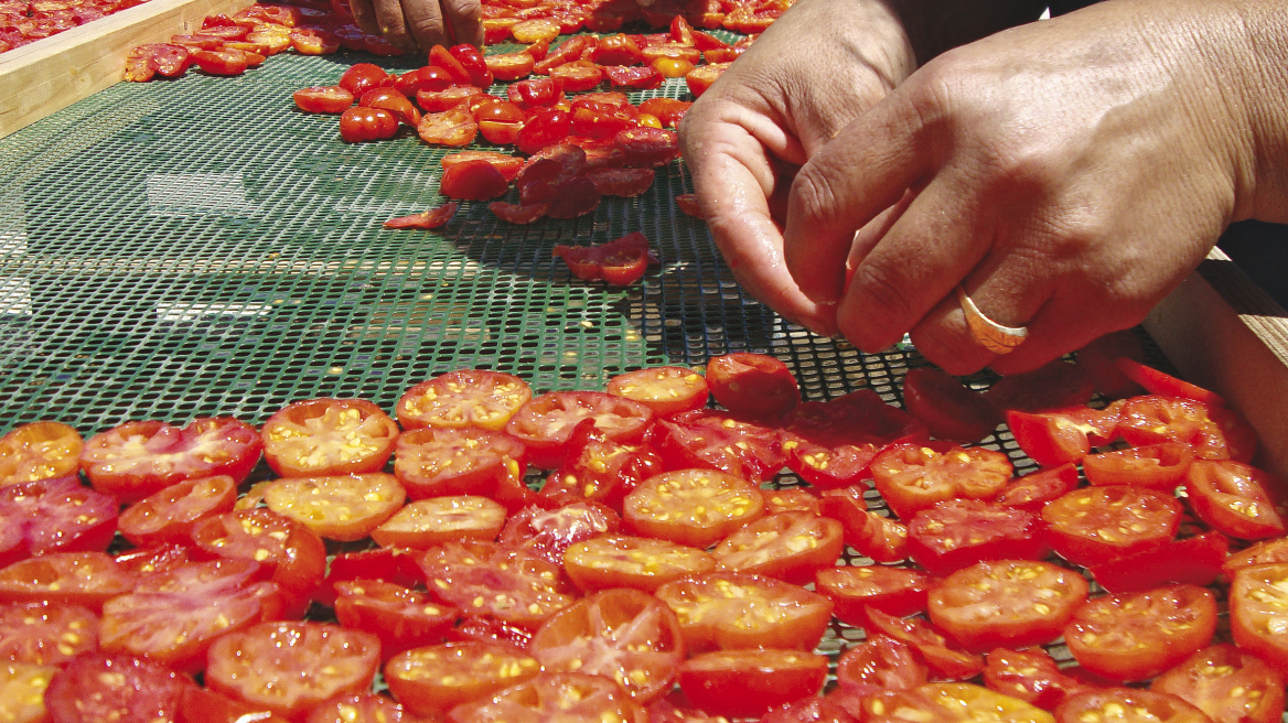 Nτοματοκεφτέδες, φάβα, μπακαλιάρος μπραντάδα: Τα τοπικά πιάτα της Σαντορίνης 