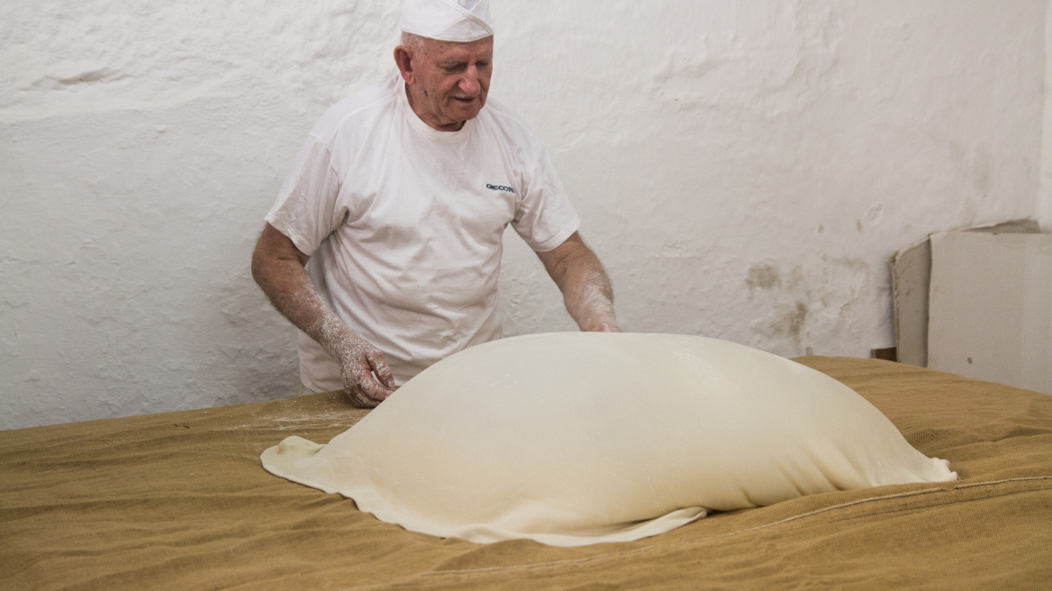 Μέσα στο εργαστήριο του Γιώργου Χατζηπαράσχου στην Κρήτη -Πώς φτιάχνεται το ξακουστό κανταΐφι του