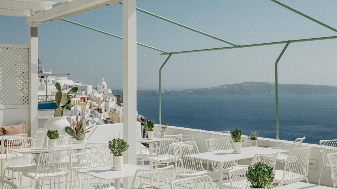 Ohh Boy στη Σαντορίνη: Για φαγητό, γλυκό και κοκτέιλ σε ένα από τα ωραιότερα σημεία του κόσμου