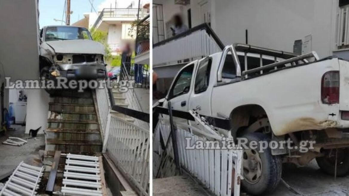Λαμία: Απίστευτο τροχαίο - Αγροτικό «μπούκαρε» στην αυλή σπιτίου και σφηνώθηκε σε σκάλα