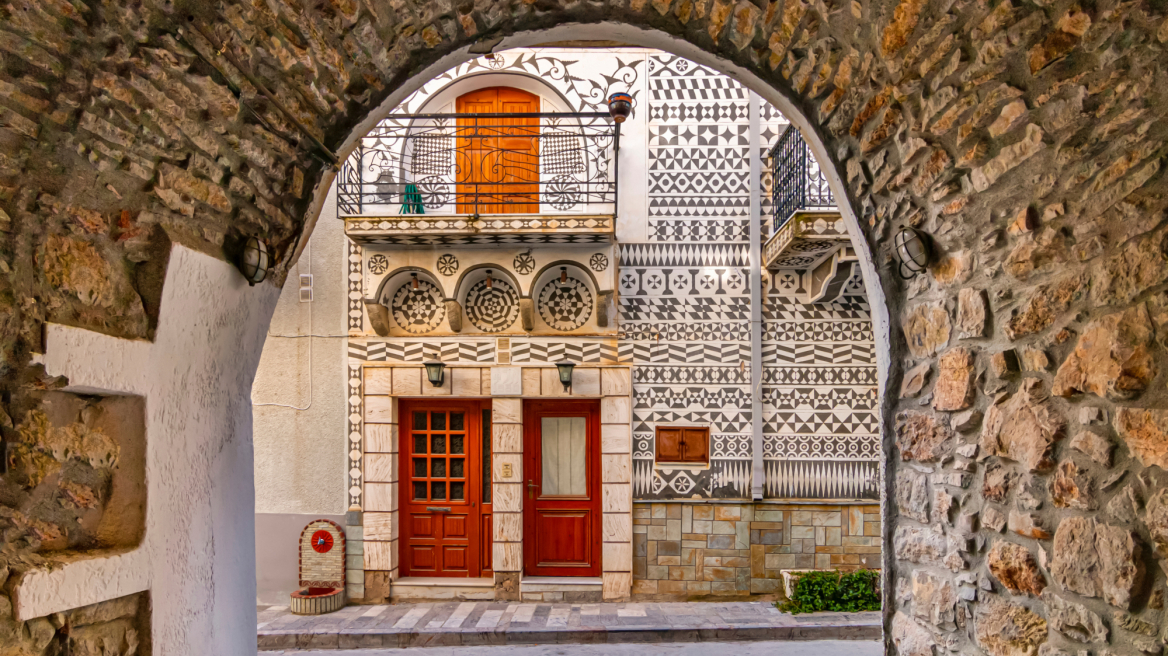 Πυργί: Το χωριό της Χίου που μοιάζει σαν να κεντήθηκε στο χέρι