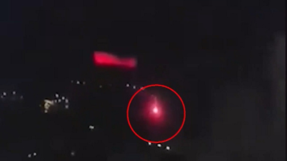 Βίντεο-ντοκουμέντο στην Κερατέα: Δείτε τη στιγμή που εκτόξευσαν φωτοβολίδες και έβαλαν φωτιά