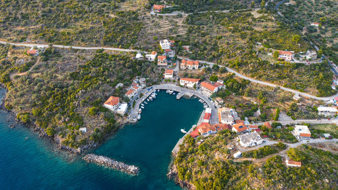 Μέθανα: Πεντακάθαρα νερά και πευκοδάση 2 ώρες από την Αθήνα