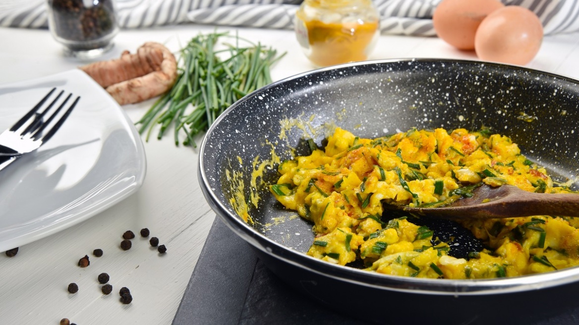 Scrambled eggs με κουρκουμά: το πιο υγιεινό και αντιφλεγμονώδες πρωινό