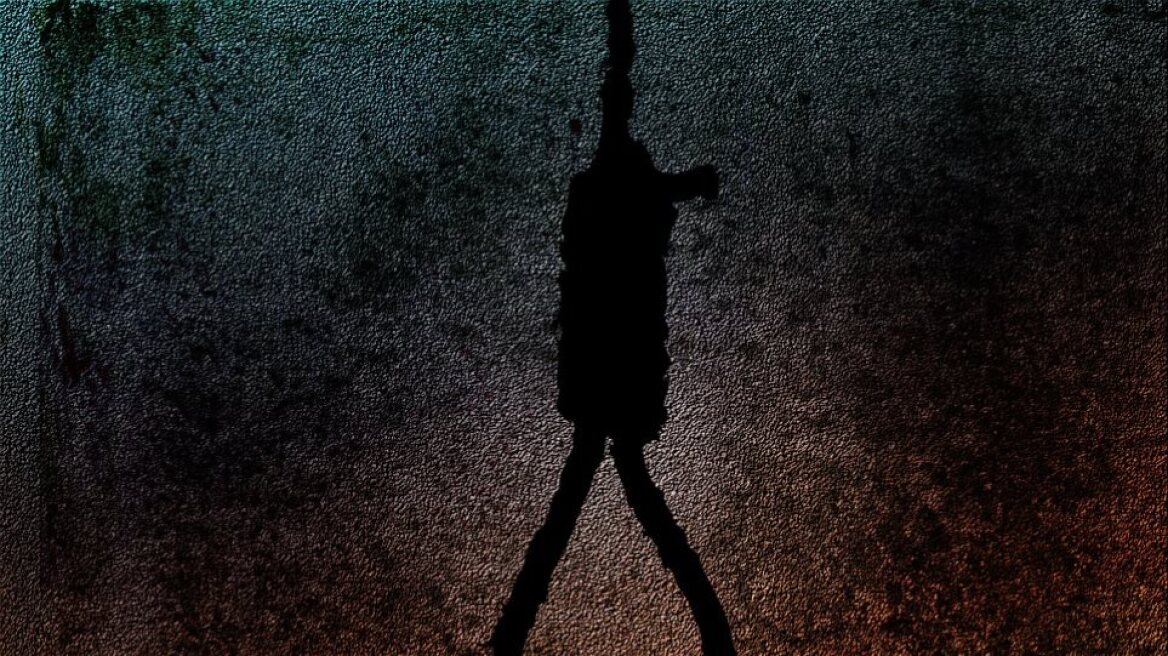 Eύβοια: Βρέθηκε νεκρός να αιωρείται από το μπαλκόνι του σπιτιού του