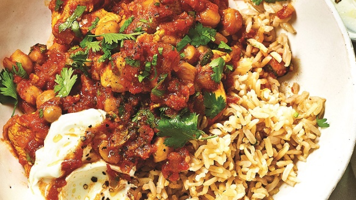 Κοτόπουλο με κάρι και ρεβίθια σιγομαγειρεμένα