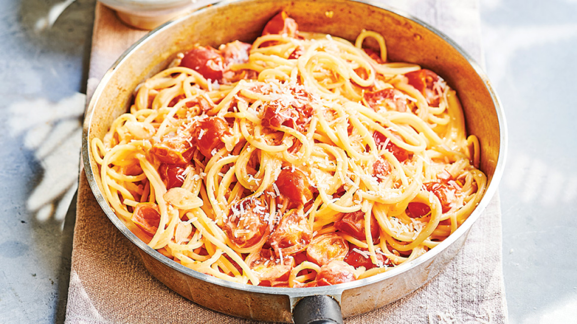 Μακαρονάδα με ντοματίνια και βασιλικό