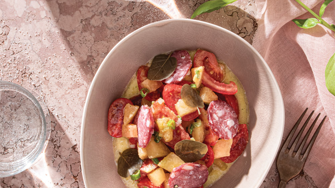 Σήμερα φτιάχνουμε σαλάτα ντομάτα με πεπόνι αργίτικο και σαλάμι Λευκάδος