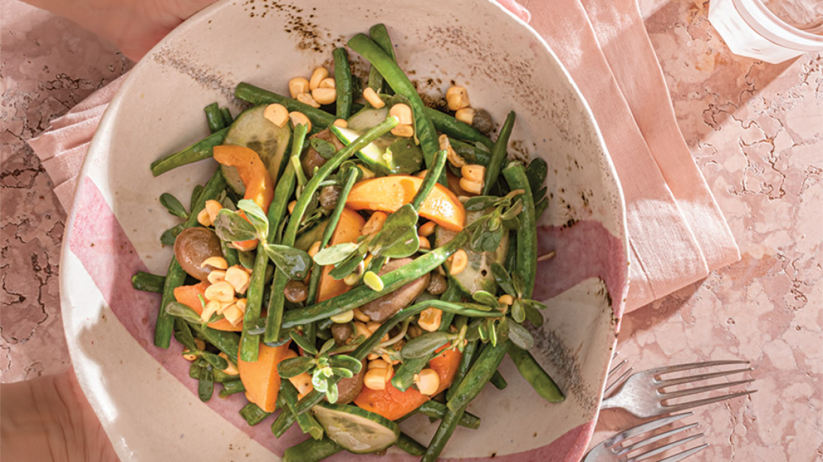 Σήμερα φτιάχνουμε αμπελοφάσουλα σαλάτα με γλιστρίδα, καλαμπόκι, βερίκοκο και οξύμελο