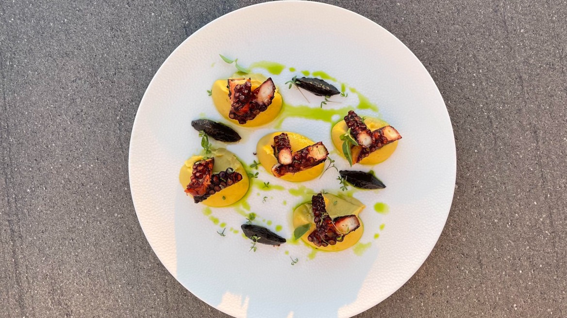 «Mia’s» το νέο εστιατόριο της Σαντορίνης έχει ελληνικό χαρακτήρα σε μοντέρνο αμπαλάζ