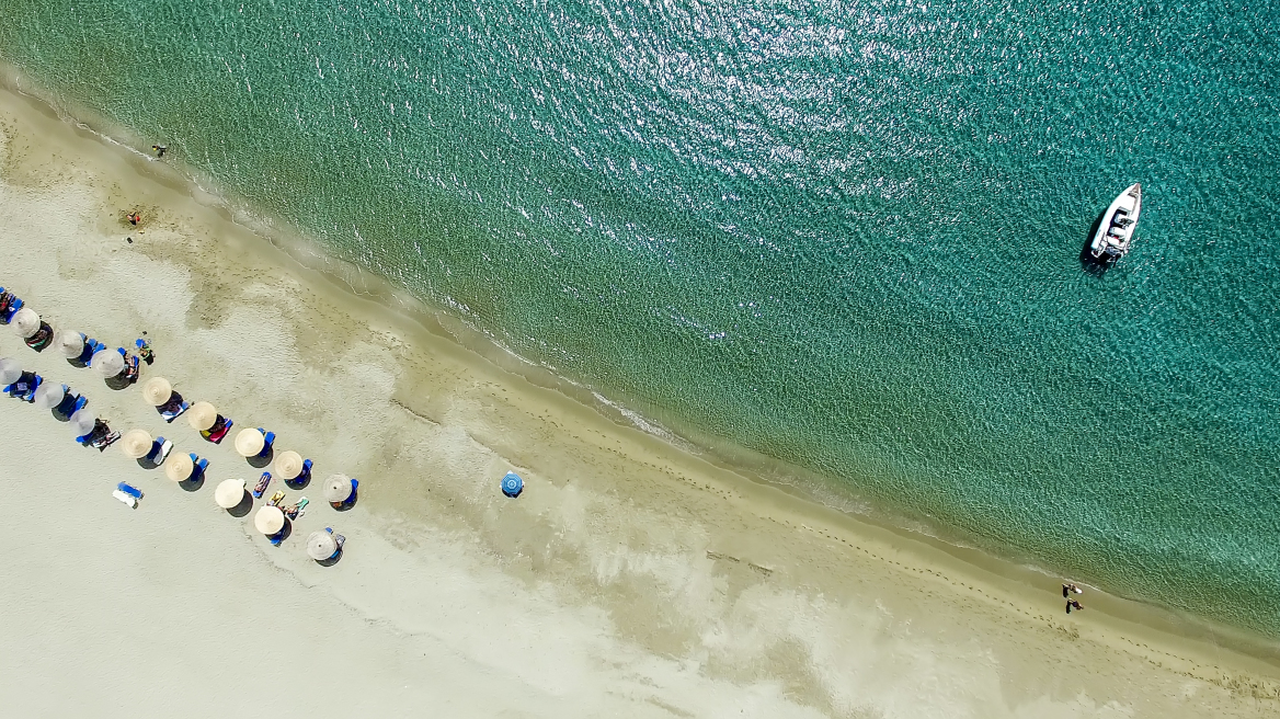 Ίος: Όλο το νησί μια χρυσή αμμουδιά