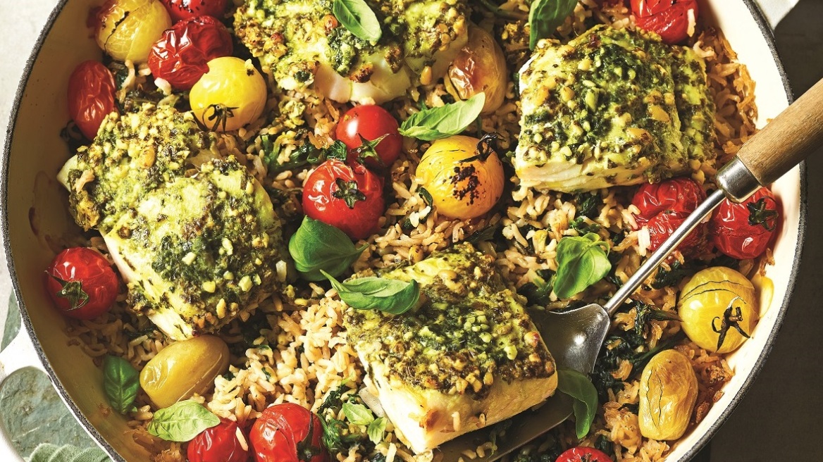 Μπακαλιάρος με πέστο, ρύζι και ντοματίνια 